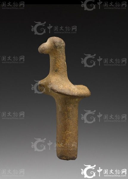 罕见鸟型马鞍研杵。图为来自新几内亚巴布亚岛(Papua)中部高原的罕见鸟型马鞍研杵,高7.2英寸(约为19厘米),其历史可追溯至公元前4000年至1000年,拍前估价为1.5万至2万美元(约合人民币9.1万至12.2万元)。