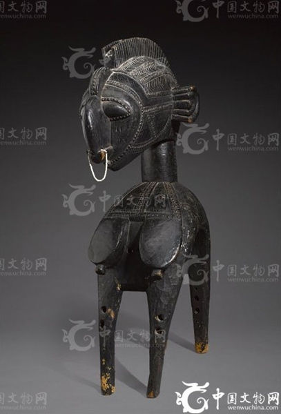 柔美母亲形象的基座。图为来自几内亚海湾的华美巴格(Baga)面具,配有展现柔美母亲形象的基座,由木材、青铜、金属等材质制成,高47英寸(约为119.5厘米),拍前估价为40万至60万美元(约合人民币244万至366万元)。