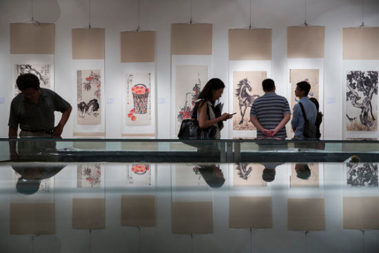 保利国际拍卖公司在北京举行的一场预展,参观者正在看中国传统书画。保利国际拍卖是350家专业艺术拍卖行中最大的之一