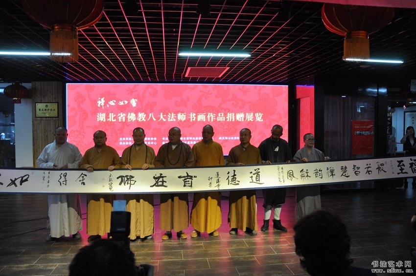 湖北佛教界八位法师展示书法长卷.jpg