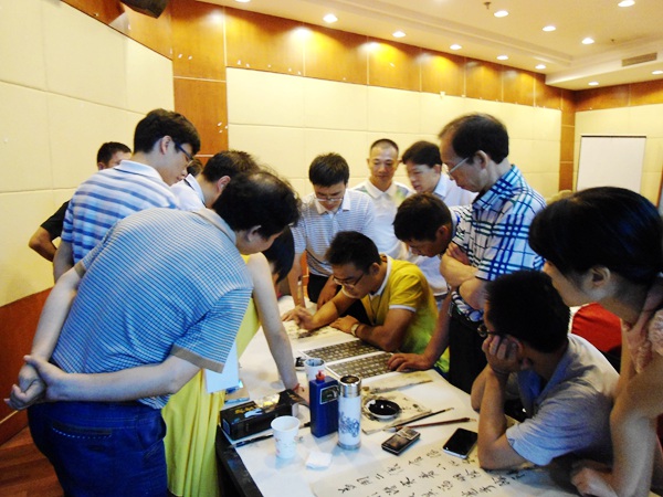 辅导老师进行临帖示范